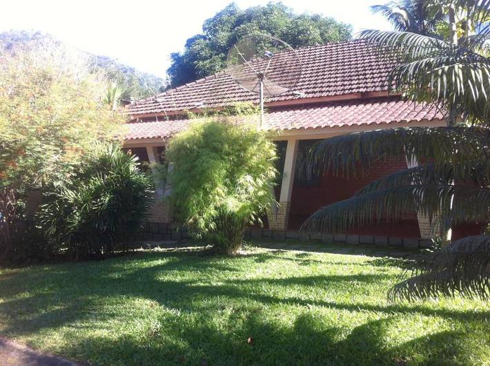 Casas rurais para 40 pessoas, com piscina e vista para o lago e ainda jardim and vista, com animais de estimação em Guapimirim