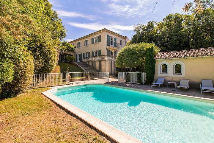 Villa pour 8 personnes, avec Balcon et Terrasse ainsi que Jardin et Piscine