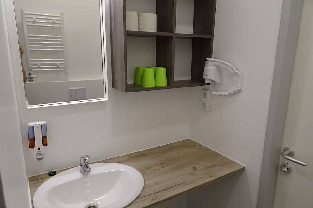 Ganze Wohnung, Neue Ferienwohnung mit Terrasse in der Nähe vom Schönbrunn/Zoo und U4 in Wien, Wienerwald