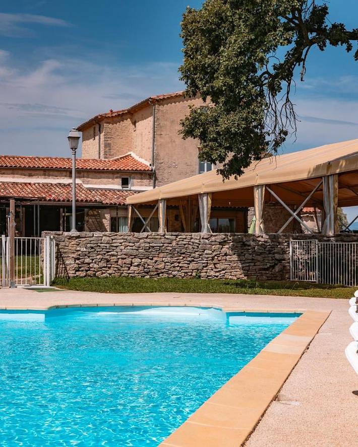 Hôtel pour 2 personnes, avec jardin ainsi que piscine et vue à Ferrières-les-Verreries