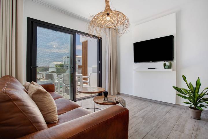 Apartamento entero, Vacaciones 'Casa Sunrise' con vistas al mar, piscina compartida y Wi-Fi in El Jablito, La Oliva