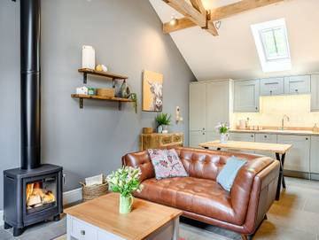 Log Cabin for 4 People in Aston Cantlow, Heart of England, Photo 4