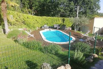 Gîte pour 4 personnes, avec jardin et piscine à Puyméras