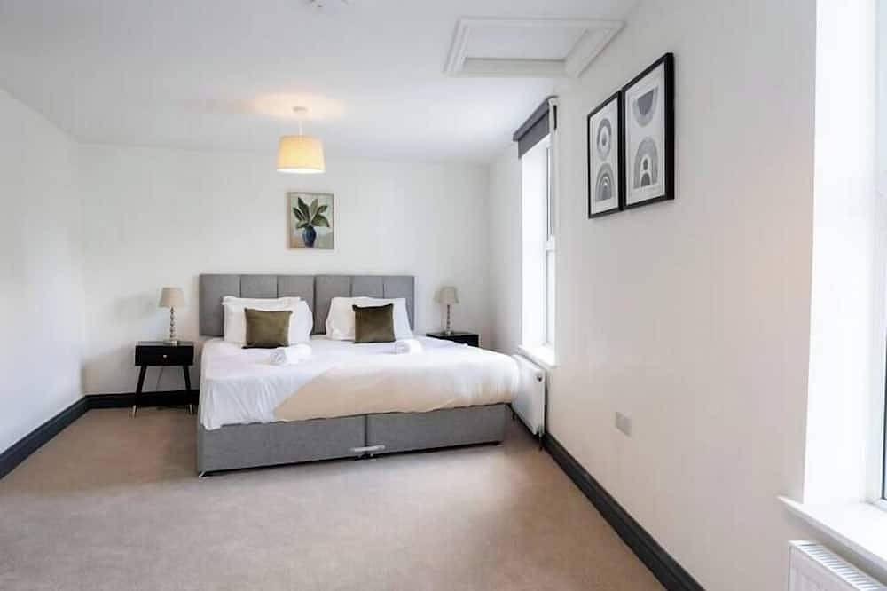 Hosta & Hosta A - Cotswold's 9 Bedroom Cosy Home with Pool Table and Canal Walks in Stroud, Gloucestershire