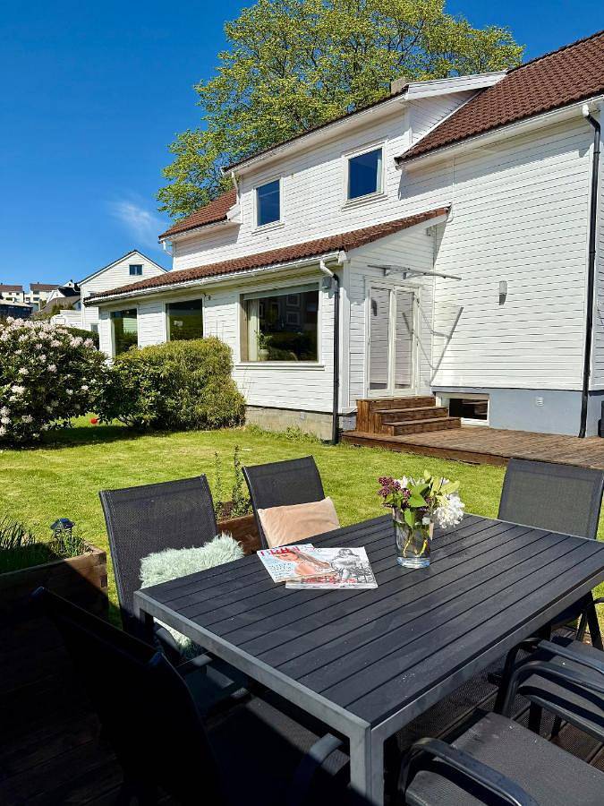 Villa for 7 personer, Balkong og Terrasse i tillegg til Hage og Utsikt i Stavanger 