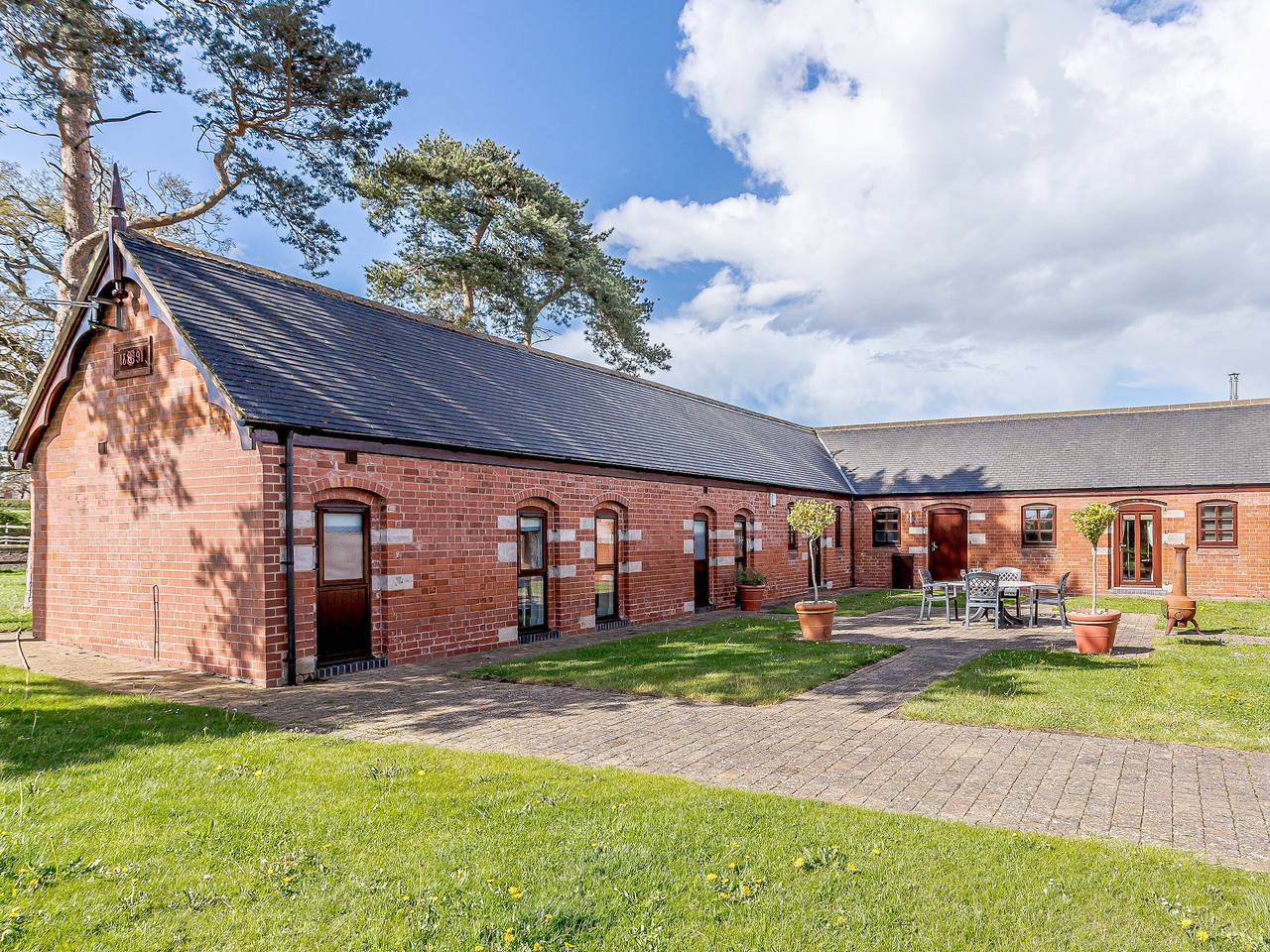 Low Barn in Hinckley and Bosworth, Heart of England