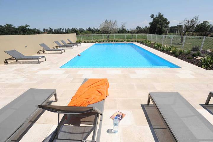 Gîte pour 4 personnes, avec Terrasse ainsi que Jardin et Piscine