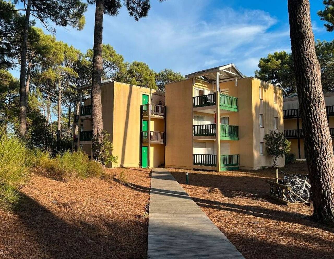 Entire apartment, Cozy apartment between lake and ocean – Terrace & shared pool in Carcans-Maubuisson in Carcans, Lesparre-Médoc region