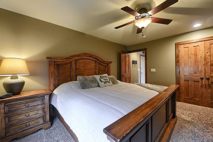 Glamping for 14 people, with hot tub and balcony in South Dakota