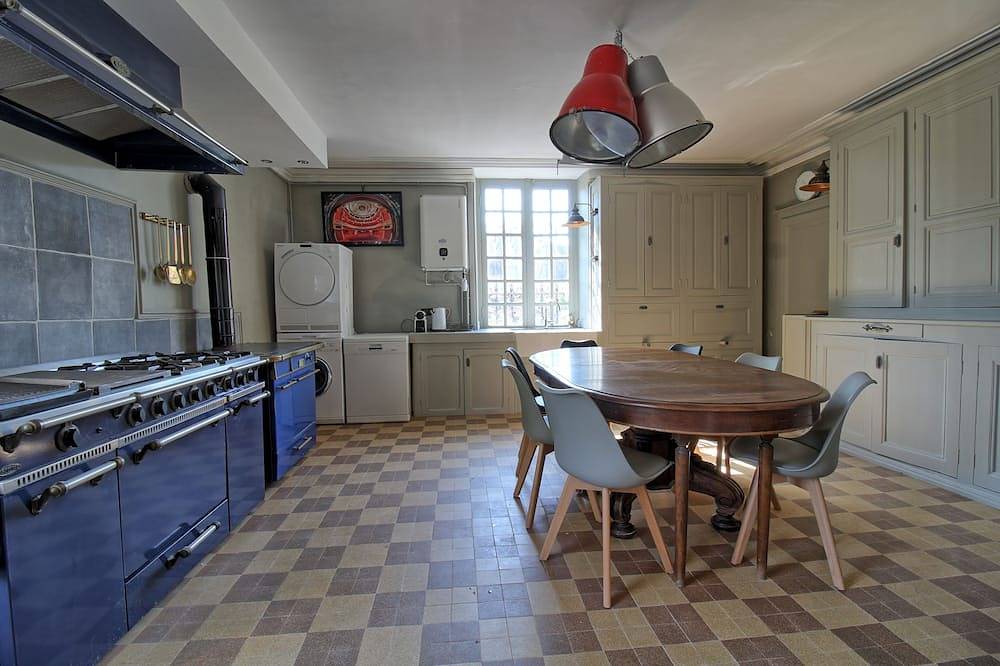 Gîte du chateau de Farge-Allichamps in Farges-Allichamps, Saint-Amand-Montrond