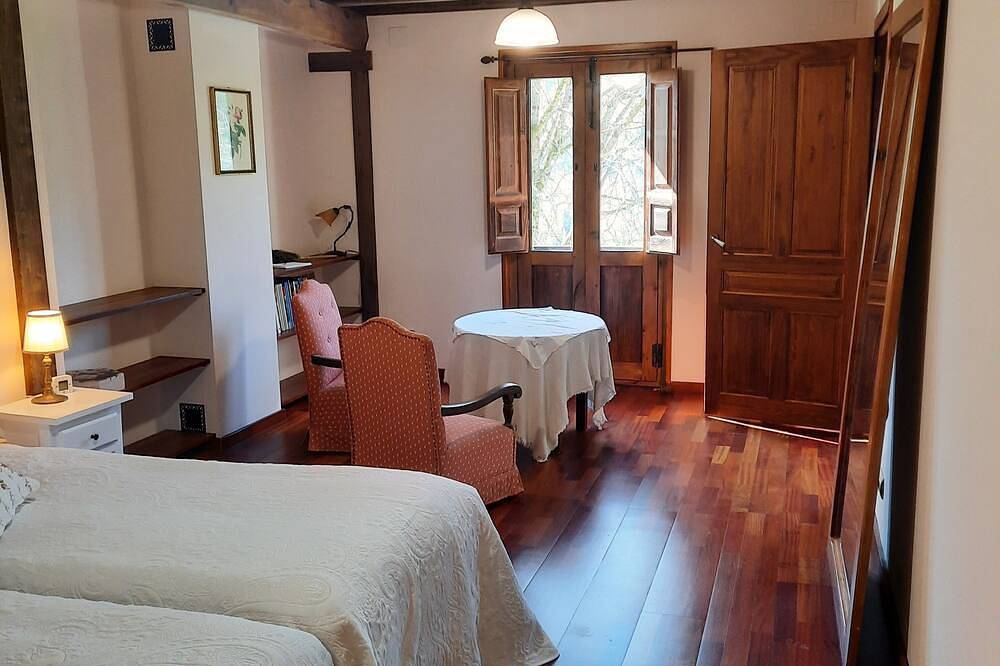 The Painter's Cottage. Country house in Asturias. Relax while looking at 1 native forest in Nava, Asturias Province