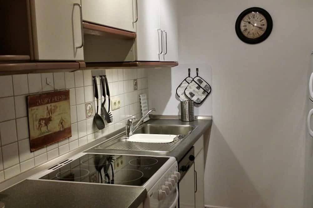 Ganze Wohnung, Romantische Ferienwohnung am Starnberger See mit Terrasse + Teich, Nähe München in Feldafing, Starnberger See