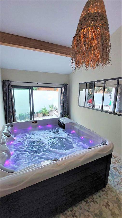 Location de vacances pour 3 personnes, avec jardin ainsi que jacuzzi et piscine à Saint-Siffret - 4