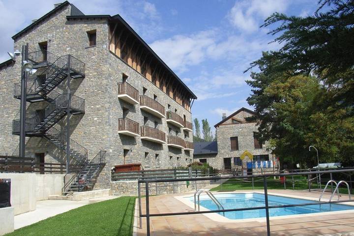 Apartahotel para 4 personas, con Balcón y Terraza además de Jardín y Piscina en Aragón