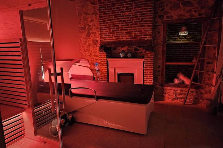 Gîte pour 4 personnes, avec jacuzzi et terrasse ainsi que sauna et jardin dans Saint-Jean-Ligoure