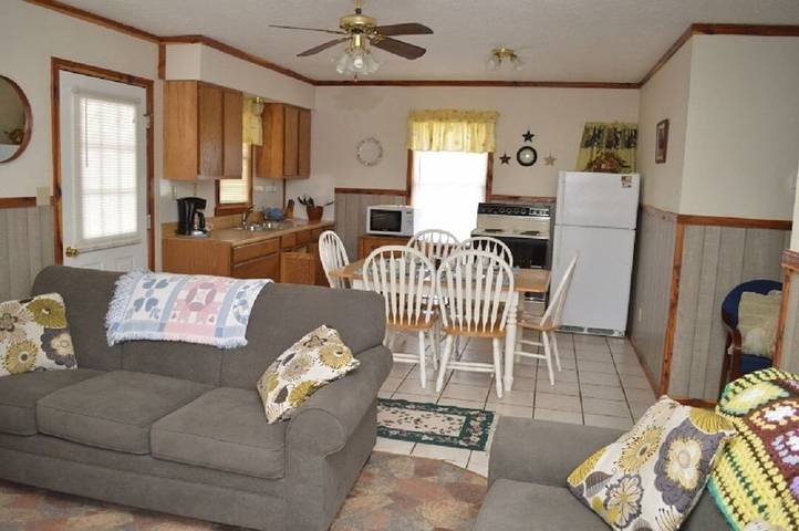 Log cabin for 6 people, with pool and terrace, with pets in Patoka Lake