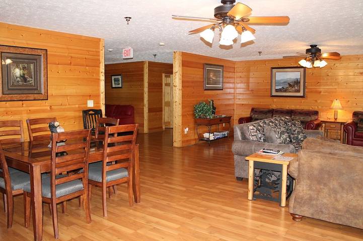 Log cabin for 58 people, with terrace and hot tub, with pets in Pigeon Forge