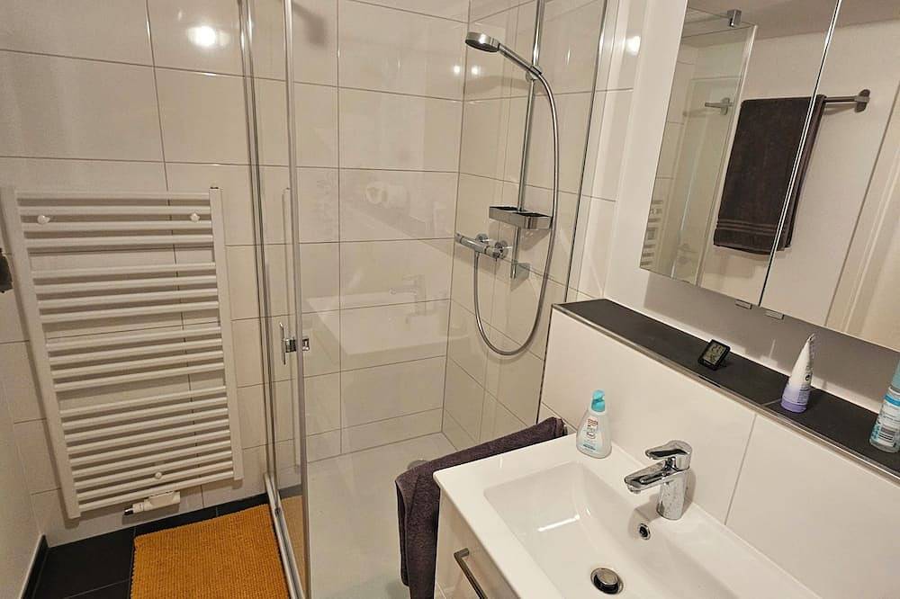 Entire apartment, Quiet attic studio in Cologne-Holweide, a 2-minute walk to the S-Bahn station for Deutz/Messe in Mülheim Köln, Cologne
