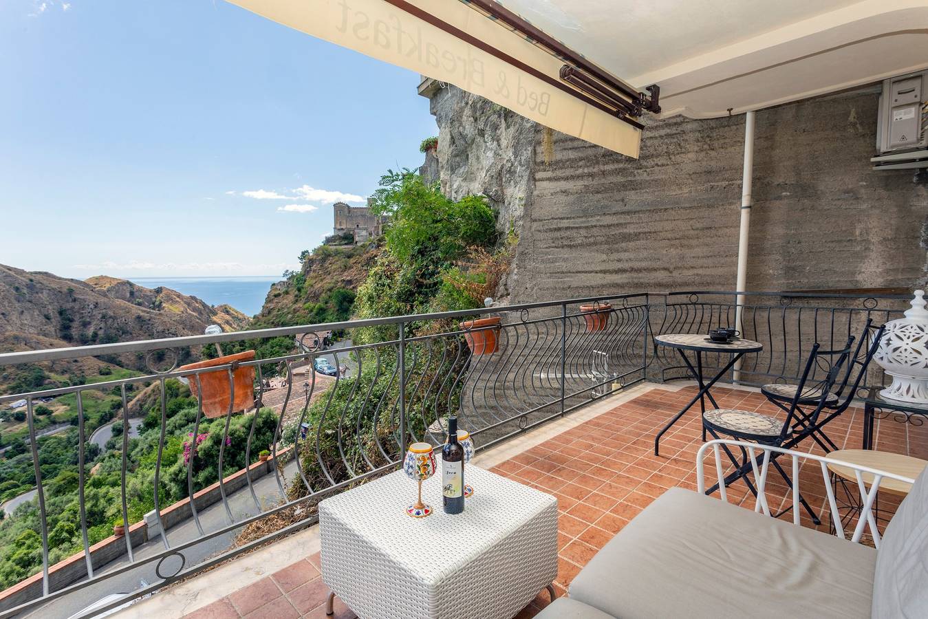 Zimmer 'Sambuco Junior Suite' mit privatem Balkon, Meerblick, Wlan und Klimaanlage in Savoca, Messina Provinz