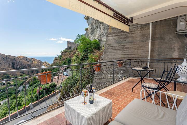 'Sambuco Junior Suite' Room with Private Balcony, Sea View, Wi-Fi and Air Conditioning in Savoca, Messina Provinsen