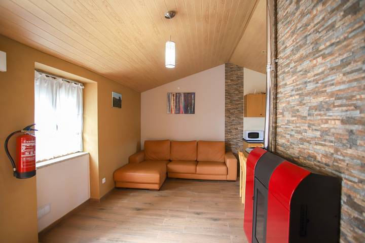 Country House 'Casa Do Avô - Alojamento Sortelha' with Private Garden, Wi-Fi and Air Conditioning in Beira Interior Norte, Sortelha