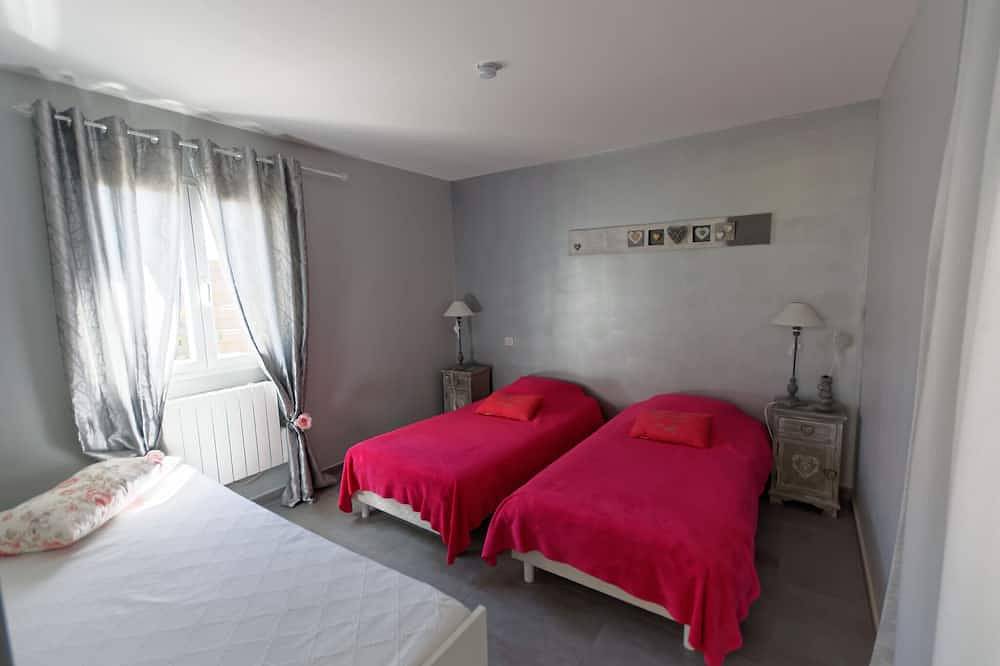 Modern, comfortable 4-star gîte in a quiet woodland setting in Draguignan, Draguignan regionen
