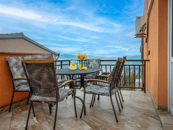 Gîte pour 6 personnes, avec Balcon ainsi que Terrasse et Jardin à Senj