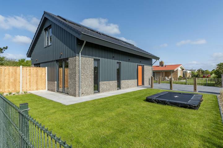 Ferienhaus für 6 Personen, mit Balkon/Terrasse und Terrasse sowie Whirlpool und Garten in Julianadorp