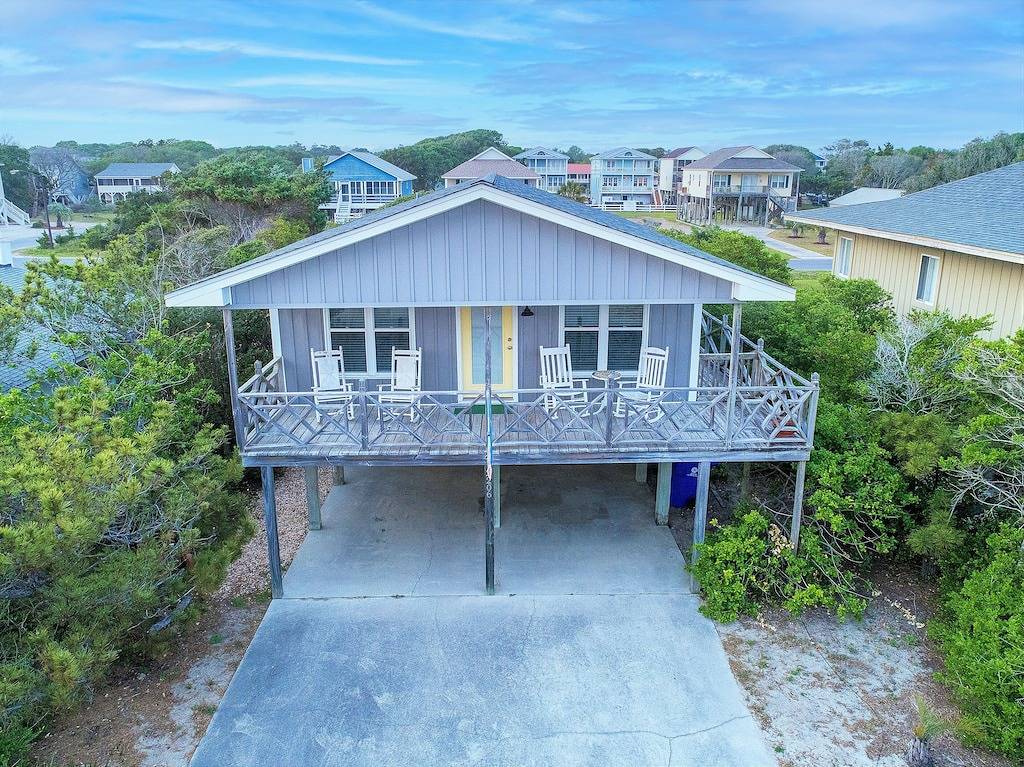 Dog Friendly - Second Row ...Ruff Life beach cottage. in Oak Island (NC), Brunswick County