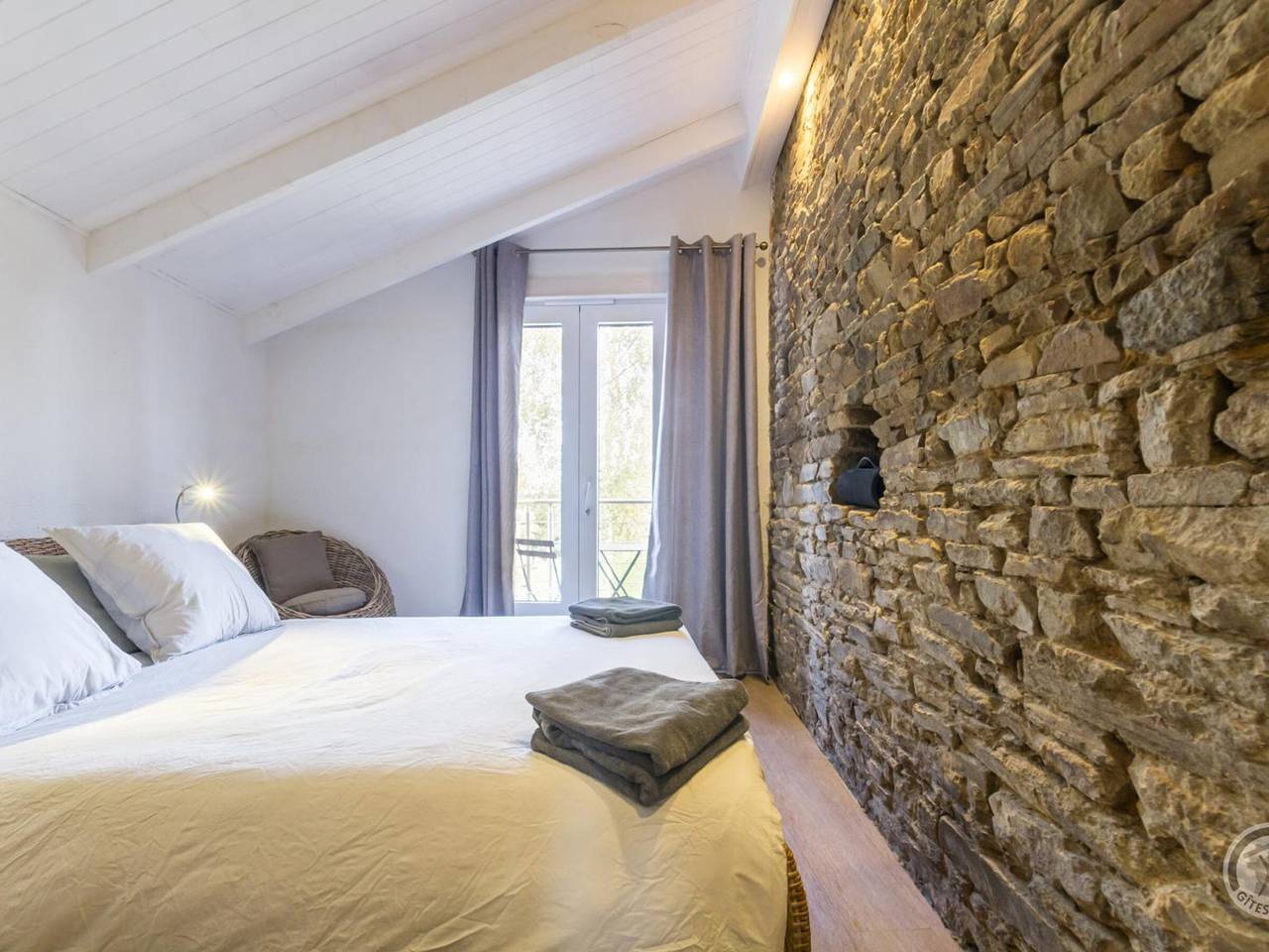 Semi-detached house with balcony in countryside, Wi-Fi, parking, pets allowed in Saint-Laurent-de-Terregatte, Avranches region