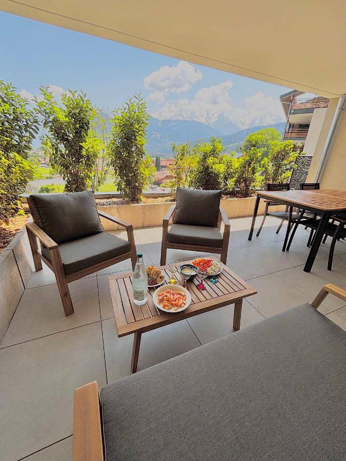 Appartement entier, Appartement panorama Mont-Blanc - 2 personnes - grande terrasse, wifi, parking réservé, cuisine équipée in Domancy, Pays du Mont-Blanc