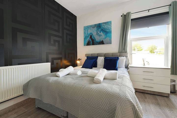 Cozy 2Br Home Sleeps 5 with WiFi by Stay With Us in Wigan, Grand Manchester
