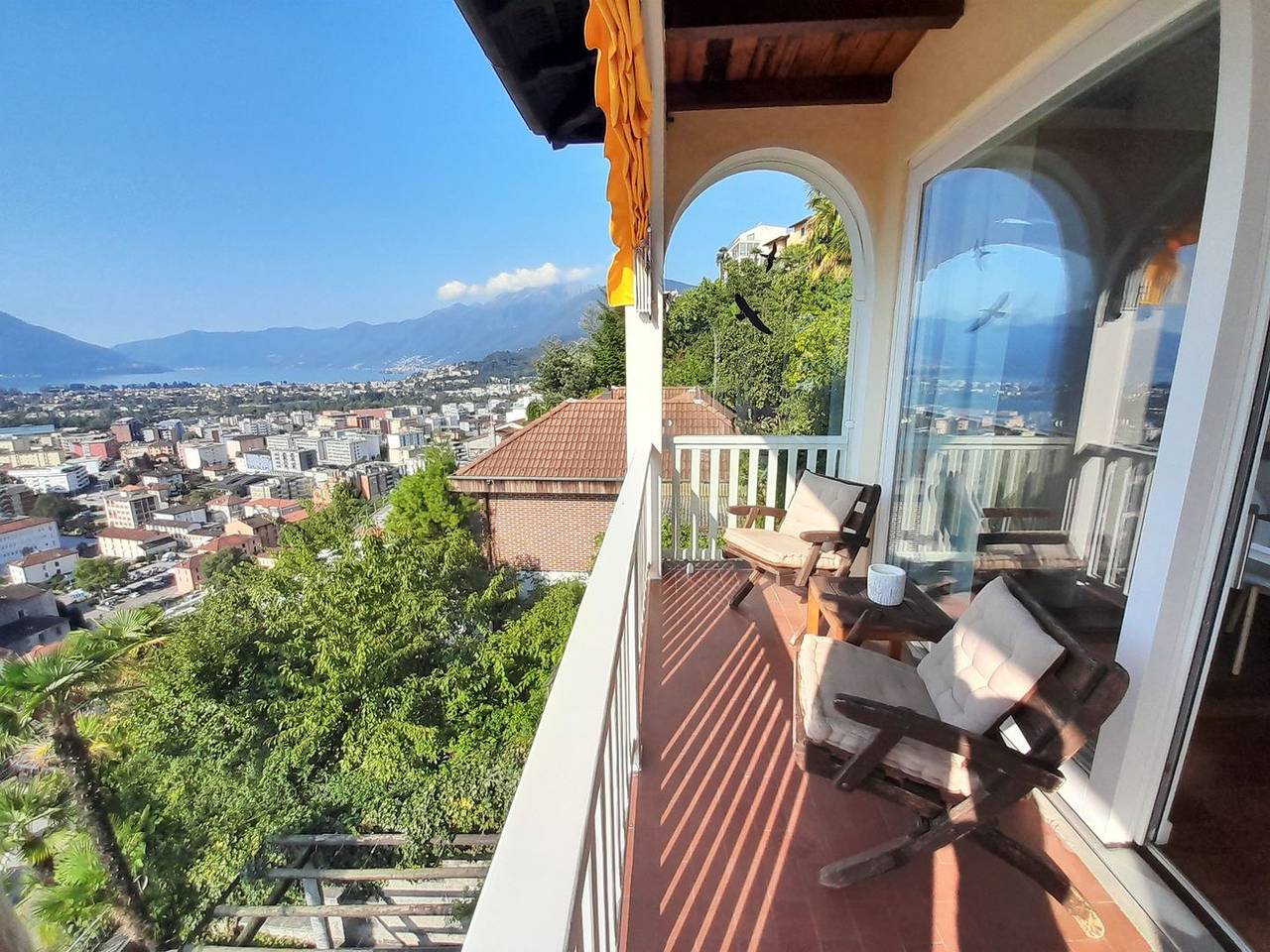 Ganze Wohnung, Grosszügige Attika-Wohnung mit Panoramablick, Gartensitzplatz und Liegewiese in Locarno, Tessiner Alpen