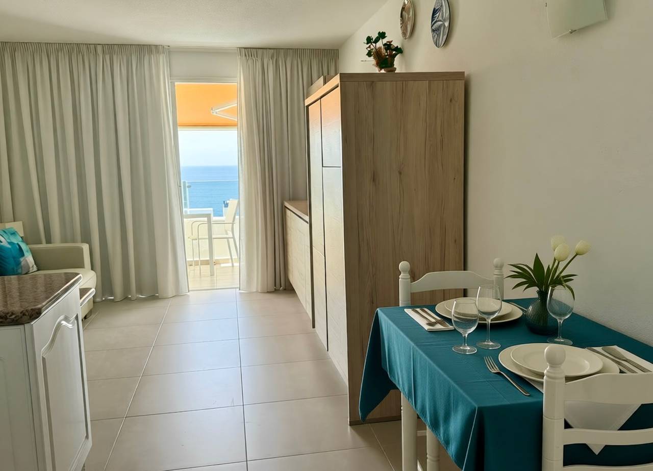 Apartamento entero, Sant’Eugenio Basso. Ático extraordinario cerca de las playas con vistas impresionantes al océano in Playa Puerto Colón, Adeje