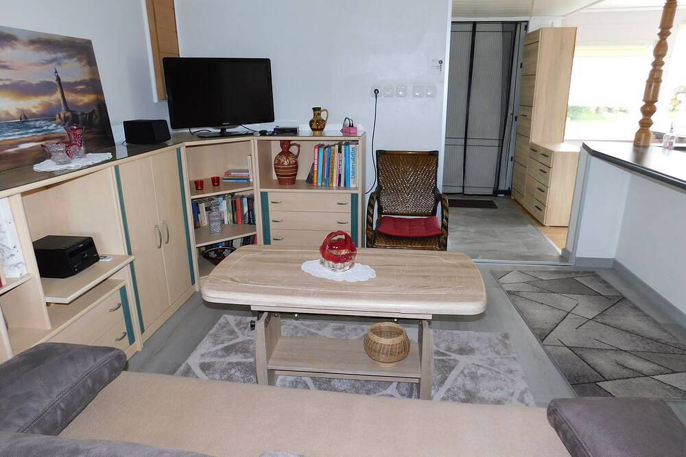 Bungalow mit Terrasse im Garten in Mahlzow, Wolgast