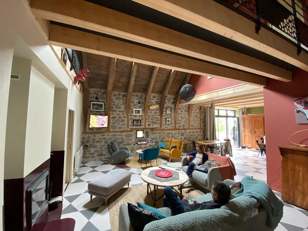 Ancienne ferme rénovée avec piscine, vue sur la Planèze (Cantal) in Valuéjols, Parc naturel régional des Volcans d'Auvergne