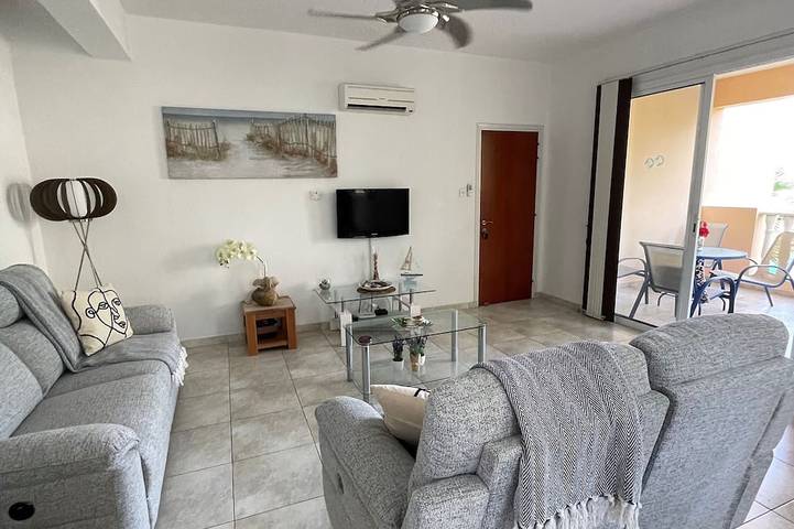 Ganze Wohnung, Apartment mit 2 Schlafzimmern, Gemeinschaftspool und teilweise Meerblicken. in Paphos, Südzypern