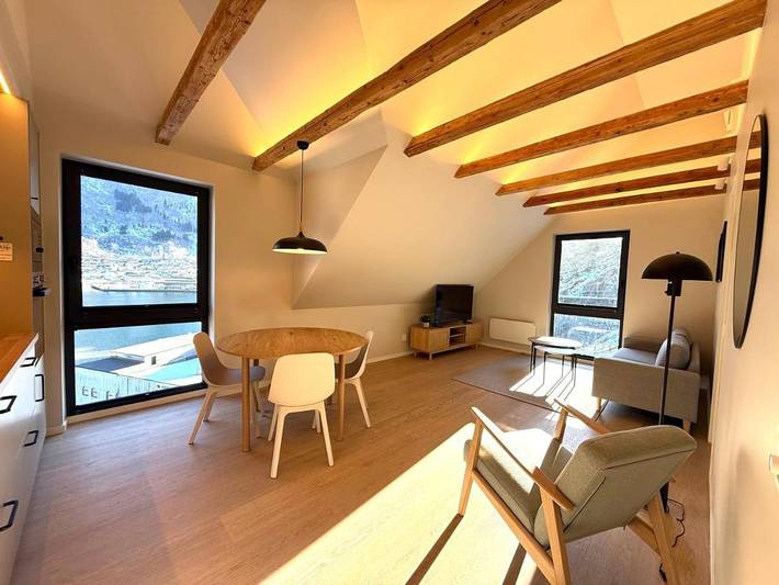 Ferienwohnung für 2 Personen, mit Ausblick und Seeblick sowie Garten