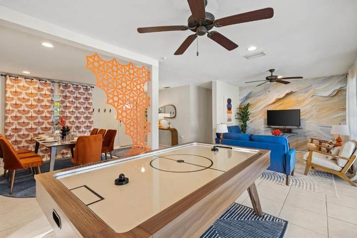 Vacation rental for 8 people, with balcony and yard, kid friendly in Port Charlotte