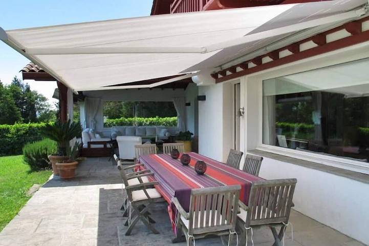 Villa de charme proche Biarritz, avec piscine chauffée & cadre paisible in Arbonne, Région de Bayonne