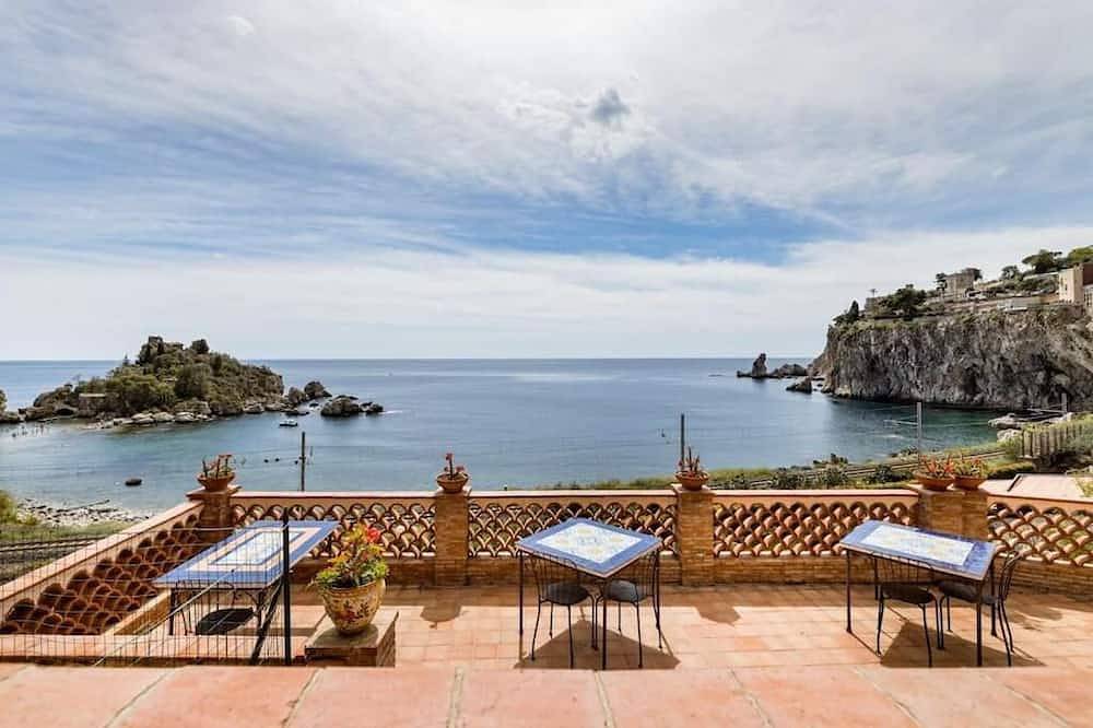 Il Pescatore Elegant Apartment with Stunning Bay Views at Isola Bella, Taormina in Mazzarò, Taormina