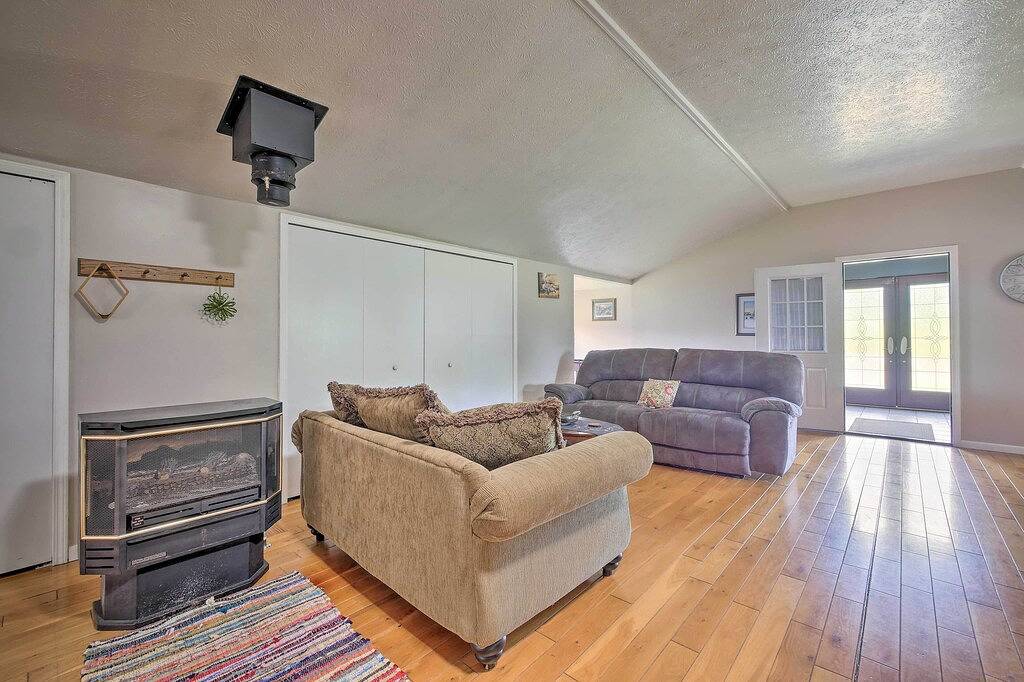 Neu! Einfamilienhaus mit Platz im Freien in Amish Country! in Geauga County