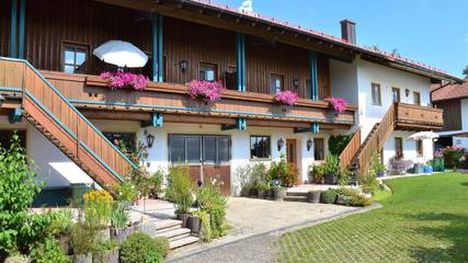 Ferienwohnung für 2 Personen, mit Seeblick und Balkon, kinderfreundlich in Bad Endorf