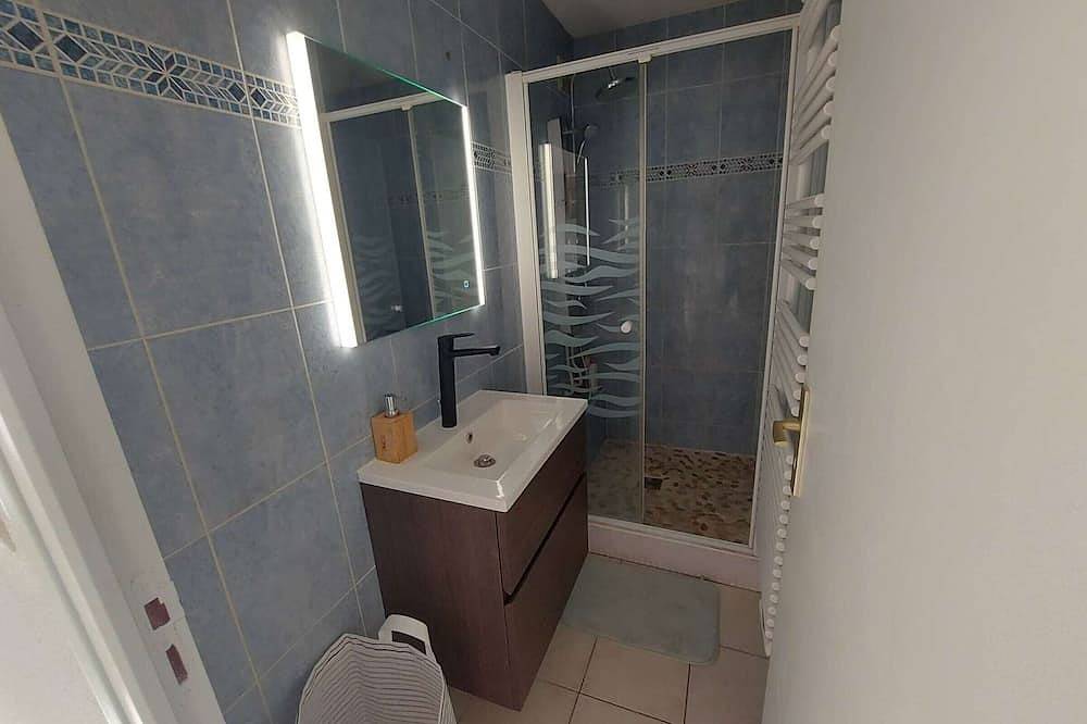 Entire apartment, Sunny 2-Bedroom Apartment with Terrace, Wifi, and Private Parking in Marseillan in Marseillan-Plage, Marseillan