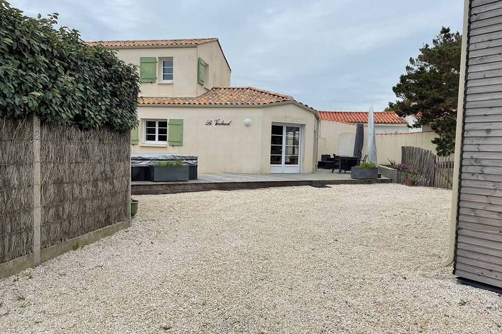 Location de vacances pour 9 personnes, avec jardin ainsi que jacuzzi et terrasse dans Plage de La Parée