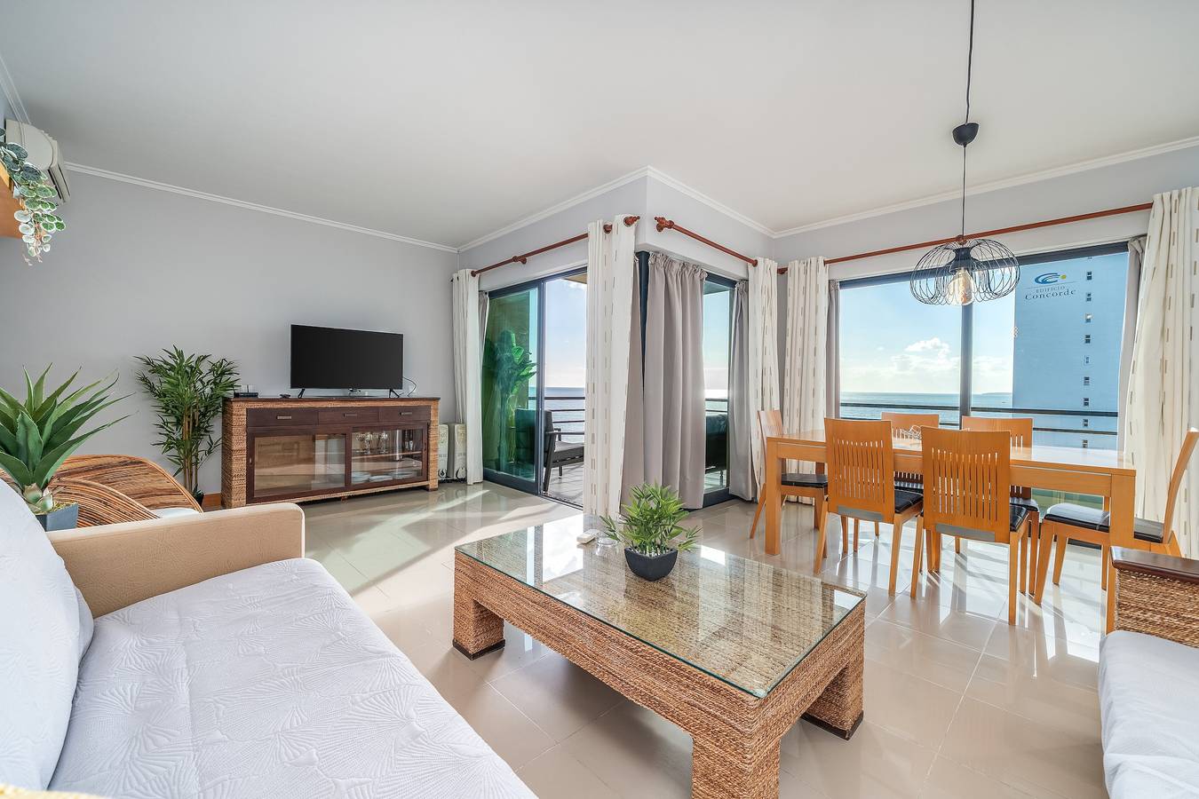 Entire apartment, Apartment 'Ocean Horizon House' with Sea View, Wi-Fi and Air Conditioning in Praia da Rocha, Portimão