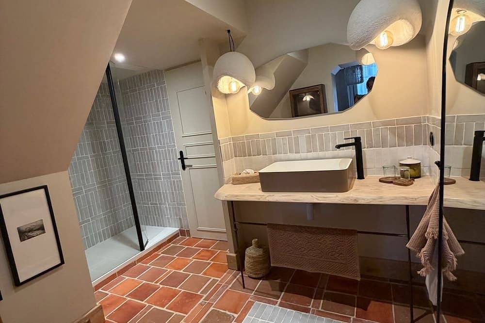 Top-of-the-range \"Amber Brown\" B&B room in Chinon town center in Chinon, Loire Valley
