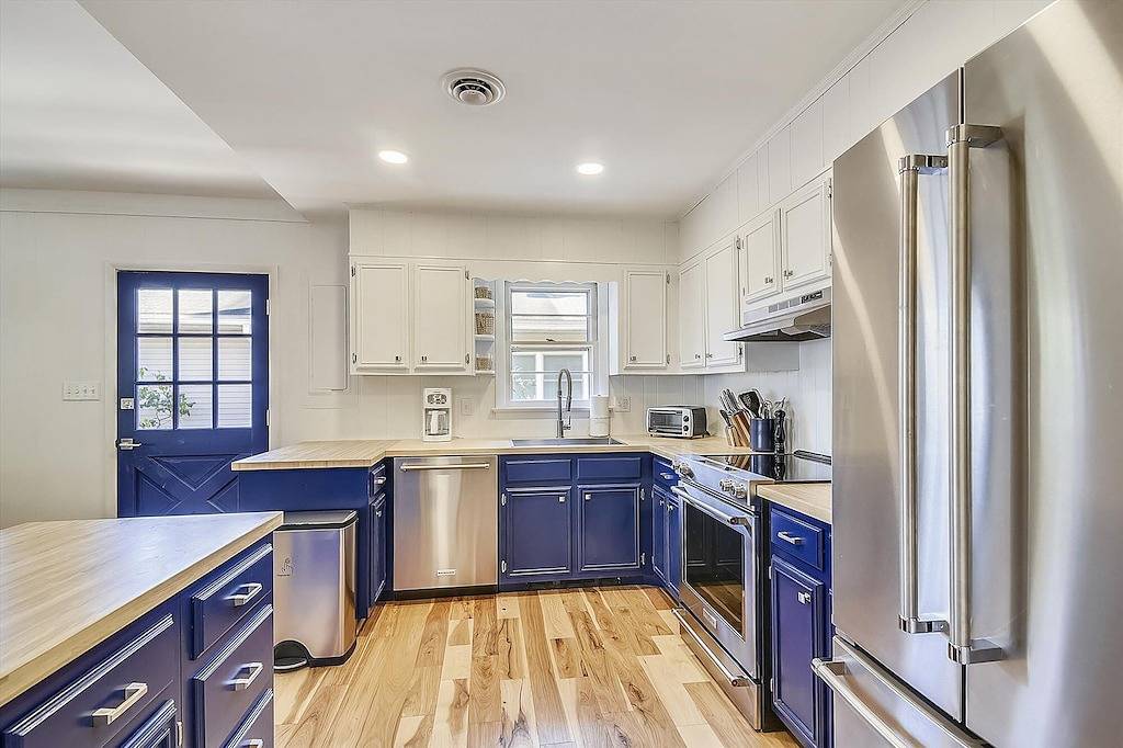 Porch Life – In-Town Private 3 Br Home Sleeps 6-8 in Rehoboth Beach, Sussex County (Delaware)