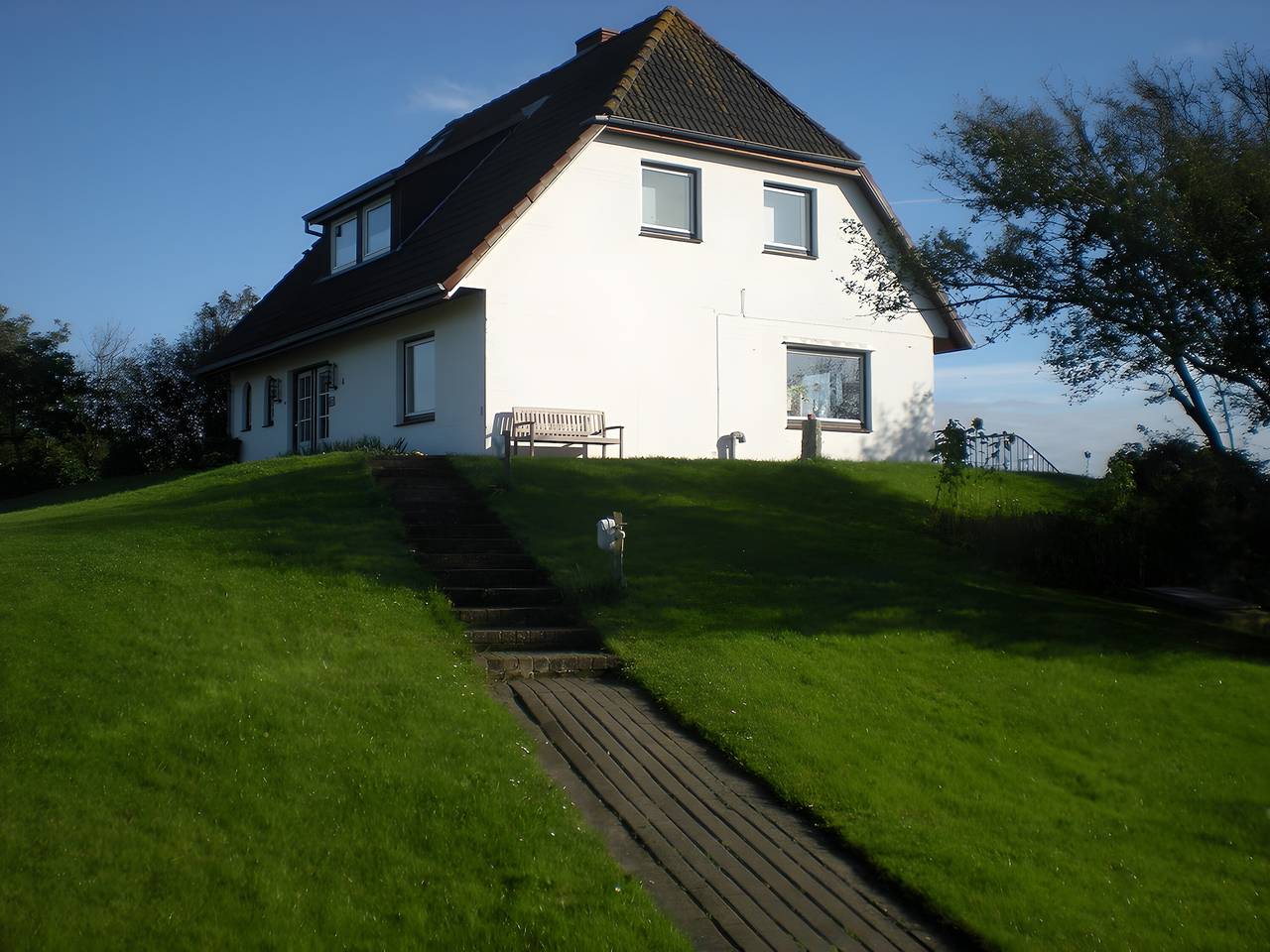 Ganze Wohnung, Ferienwohnung 'Inselpanorama' mit gemeinsamer Terrasse, privatem Garten und Wi-Fi in Pellworm, Nordseeküste