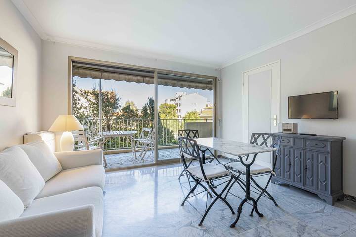 Gîte pour 3 personnes, avec terrasse et piscine, adapté aux familles dans Plage de la Salis - 2